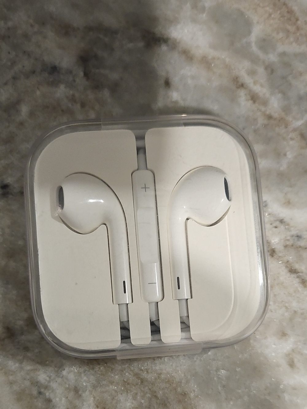 White Apple Wired Earbuds with Inline Remote